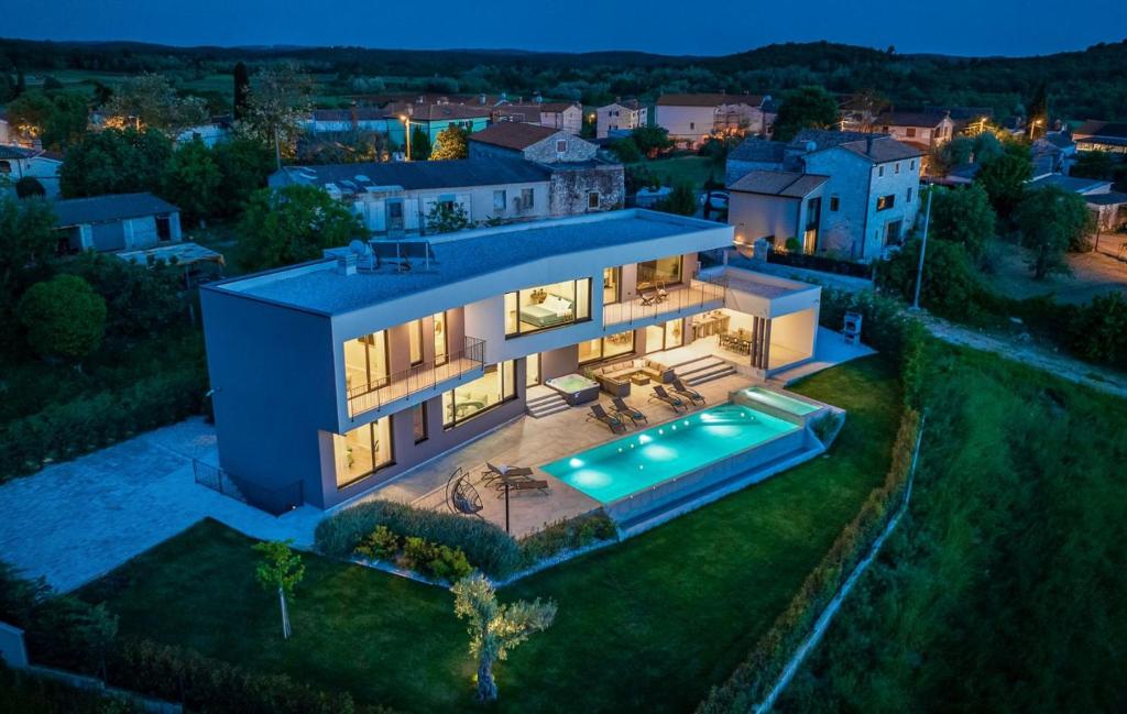 widok z lotu ptaka na dom z basenem w obiekcie Villa Lumi w mieście Dračevac