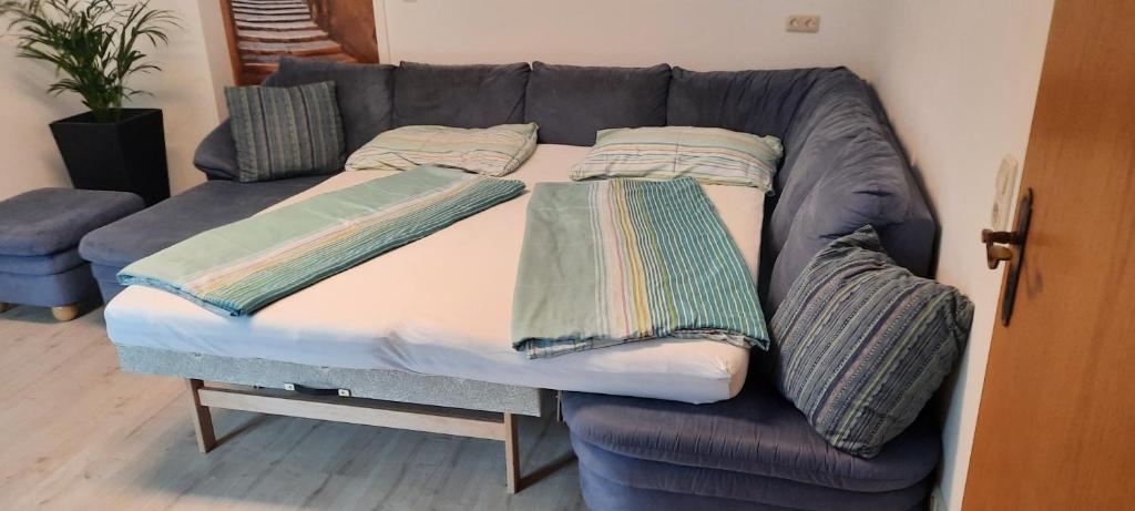 Postel nebo postele na pokoji v ubytování Ferienwohnung in Weyregg am Attersee