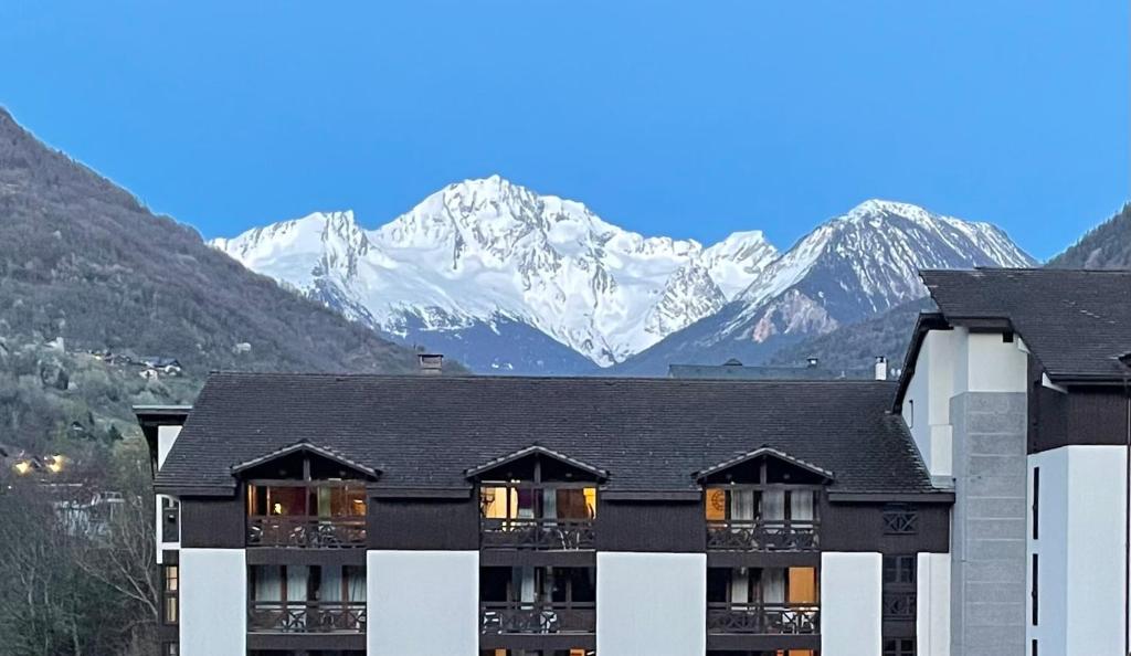 - une vue sur un hôtel avec des montagnes en arrière-plan dans l'établissement Bel appartement T3 pour 6 à 8 personnes à Brides-Les-Bains, à Brides-les-Bains