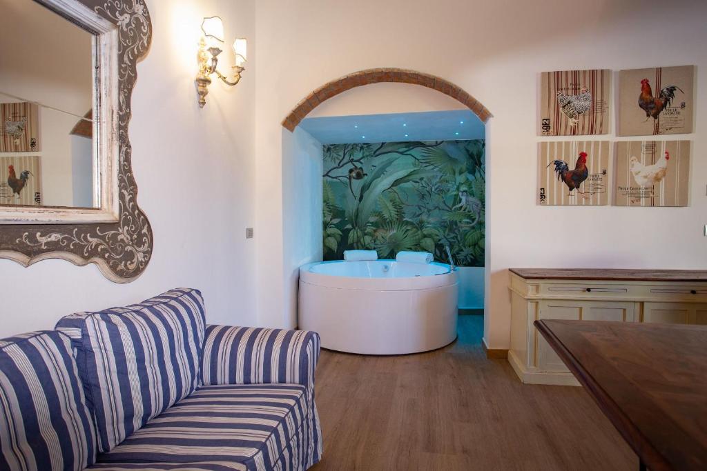 uma sala de estar com uma banheira e uma mesa em Residenza le Colline del Paradiso em Bivigliano