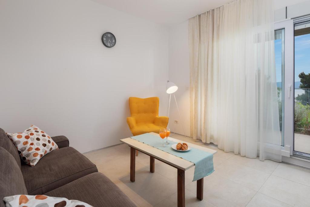 Posezení v ubytování Villa Jolara With Heated Pool - Deluxe Suite 3