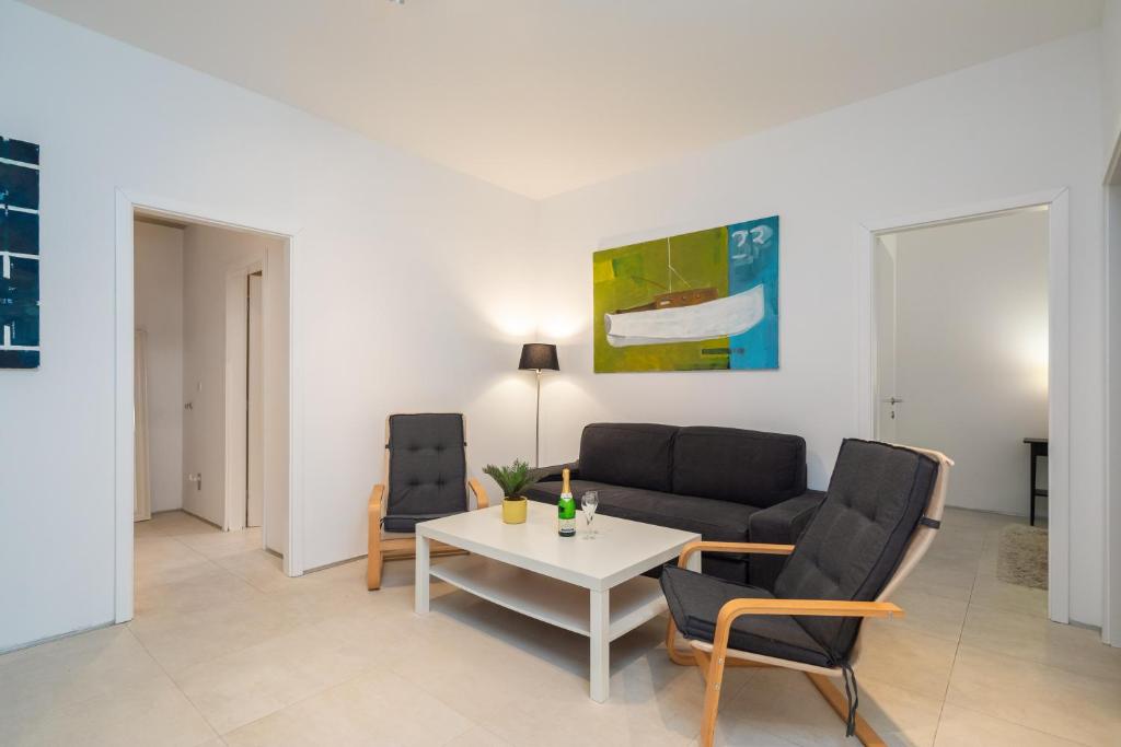 Posezení v ubytování Villa Jolara With Heated Pool - Deluxe Suite 3