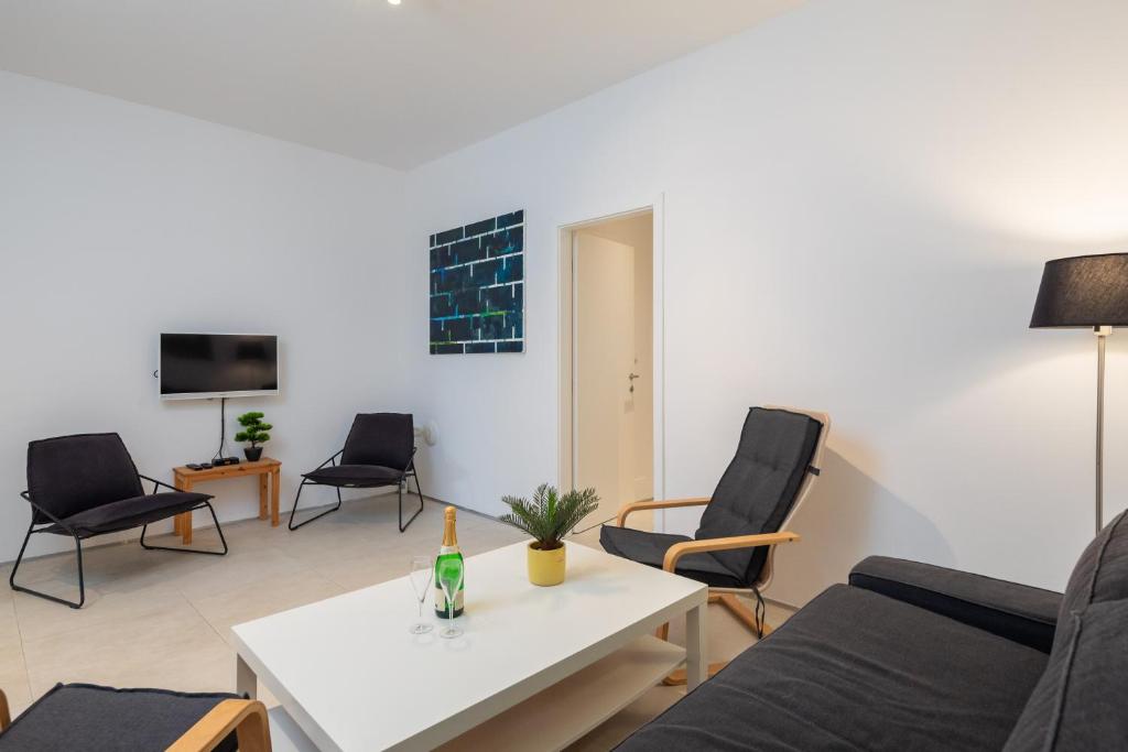 TV a/nebo společenská místnost v ubytování Villa Jolara With Heated Pool - Deluxe Suite 3
