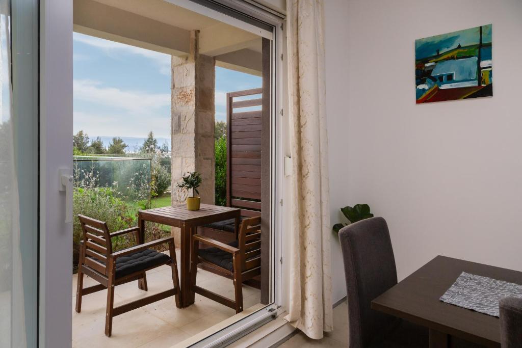 Balkón nebo terasa v ubytování Villa Jolara With Heated Pool - Deluxe Suite 3