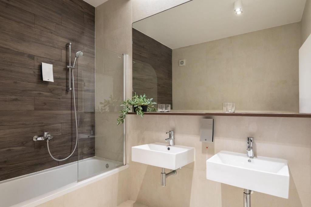 Koupelna v ubytování Villa Jolara With Heated Pool - Deluxe Suite 3
