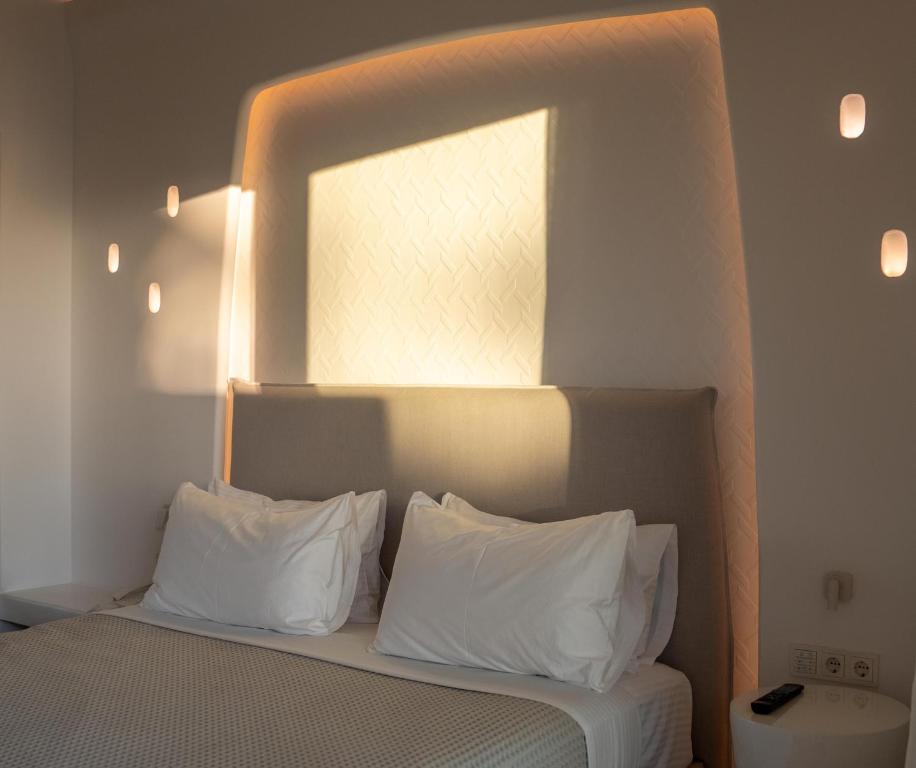Postel nebo postele na pokoji v ubytování Nomia Sunset Suites Mykonos