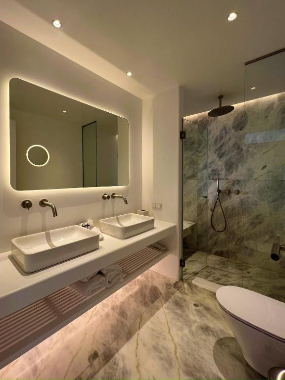 Koupelna v ubytování Nomia Sunset Suites Mykonos