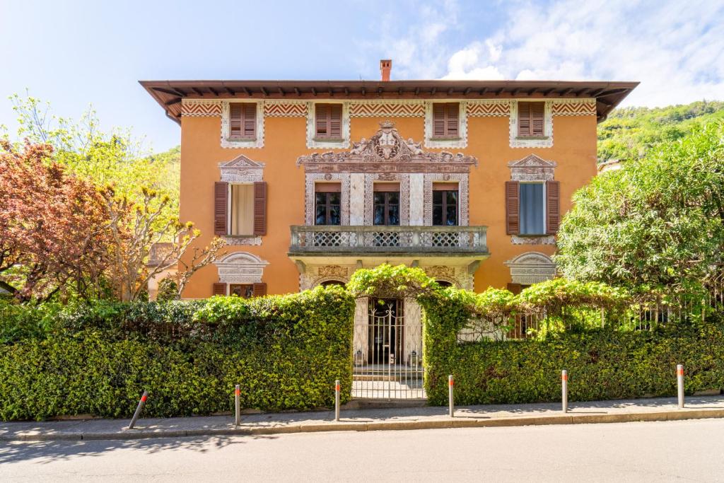 uma casa velha com um portão em frente em Villa Lucia a Laglio by Wonderful Italy em Laglio