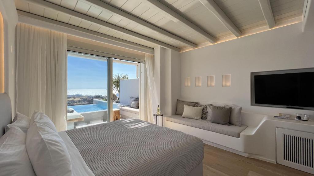 Postel nebo postele na pokoji v ubytování Nomia Sunset Suites Mykonos