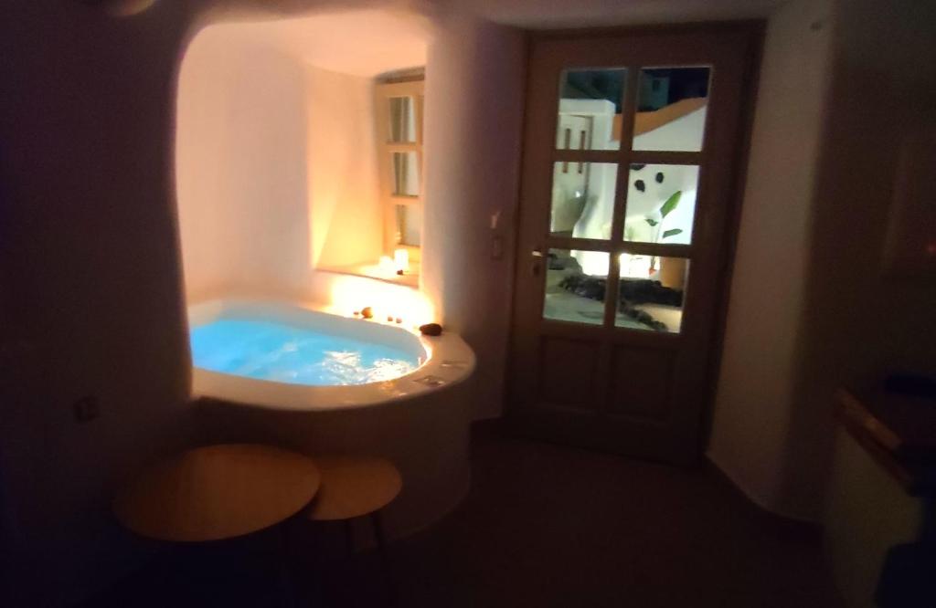 Fotografie z fotogalerie ubytování Nisó Cave Suites v destinaci Megalokhori