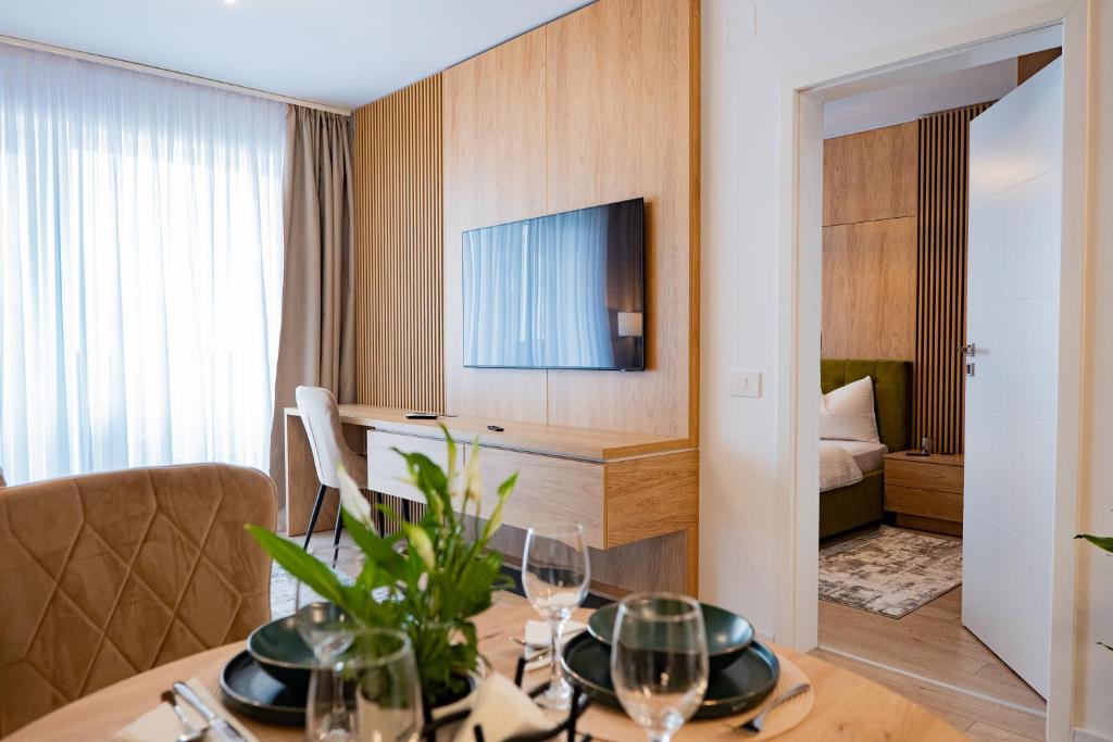 TV a/nebo společenská místnost v ubytování Denis Premium Suite - Private Parking - EV Station - Netflix - Self Check-in