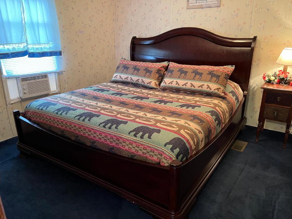 un letto in una camera da letto con una coperta per elefanti di Smokey Mountain Overlook a Bryson City