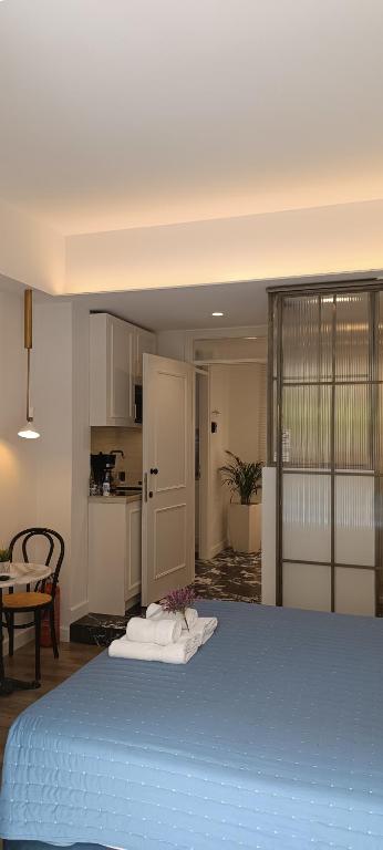 Postel nebo postele na pokoji v ubytování MUSES LUXURY SUITES