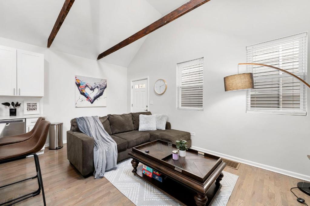 un soggiorno con un divano e un tavolo di Chicago Treasure 4 Bed Getaway a Chicago