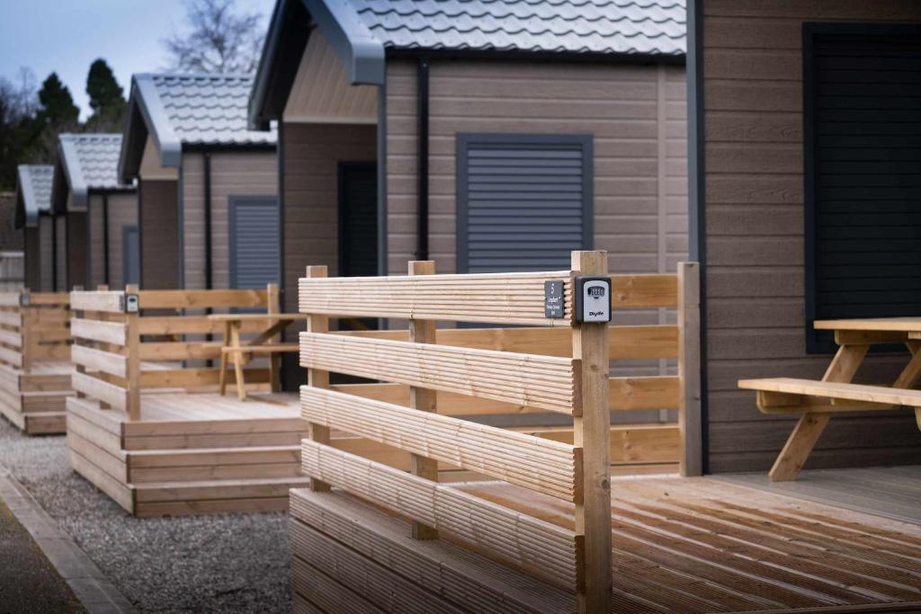 een rij houten huizen op een terras bij Inverness Lodge-Sleeps 4-Mezzanine Level-Parking in Inverness