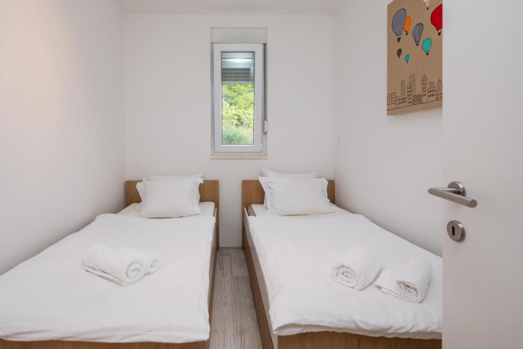 Postel nebo postele na pokoji v ubytování Villa Jolara With Heated Pool - Deluxe Suite 11