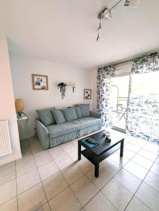 un salon avec un canapé et une table basse dans l'établissement Maubec YourHostHelper, à Bayonne