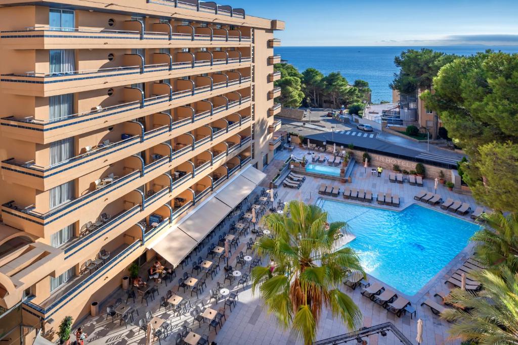 een luchtzicht op een hotel met een zwembad en de oceaan bij 4R Playa Park in Salou