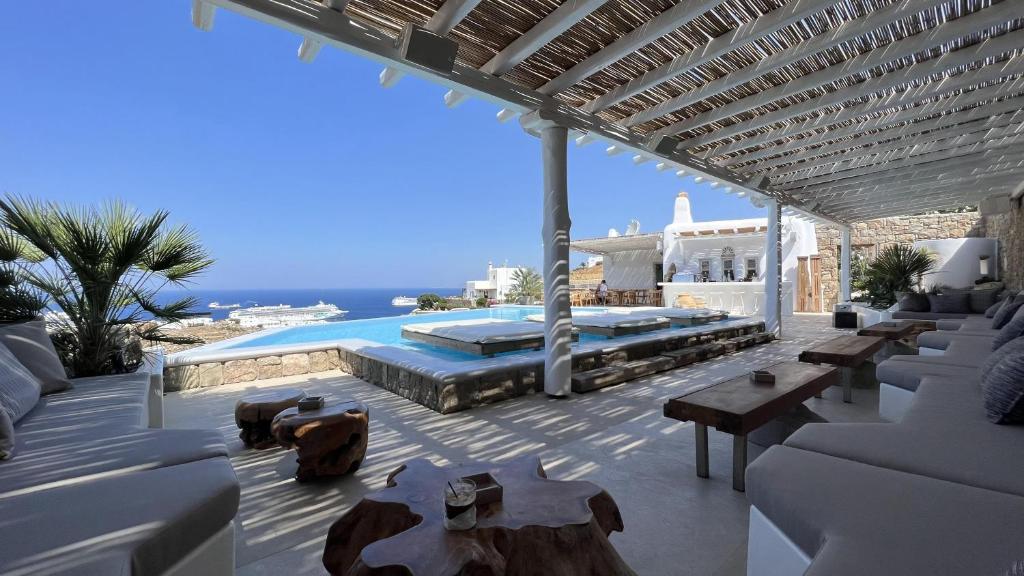 Bazén v ubytování Nomia Sunset Suites Mykonos nebo v jeho okolí