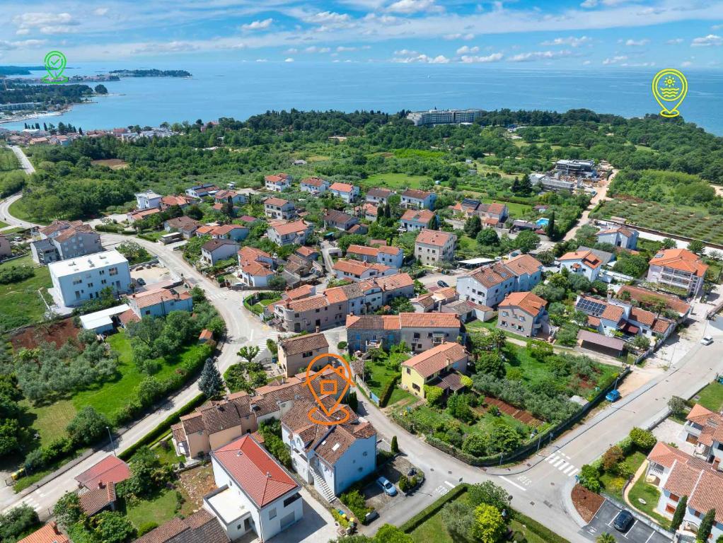 una vista aérea de una pequeña ciudad con casas en Apartment Maya with sea view, en Poreč