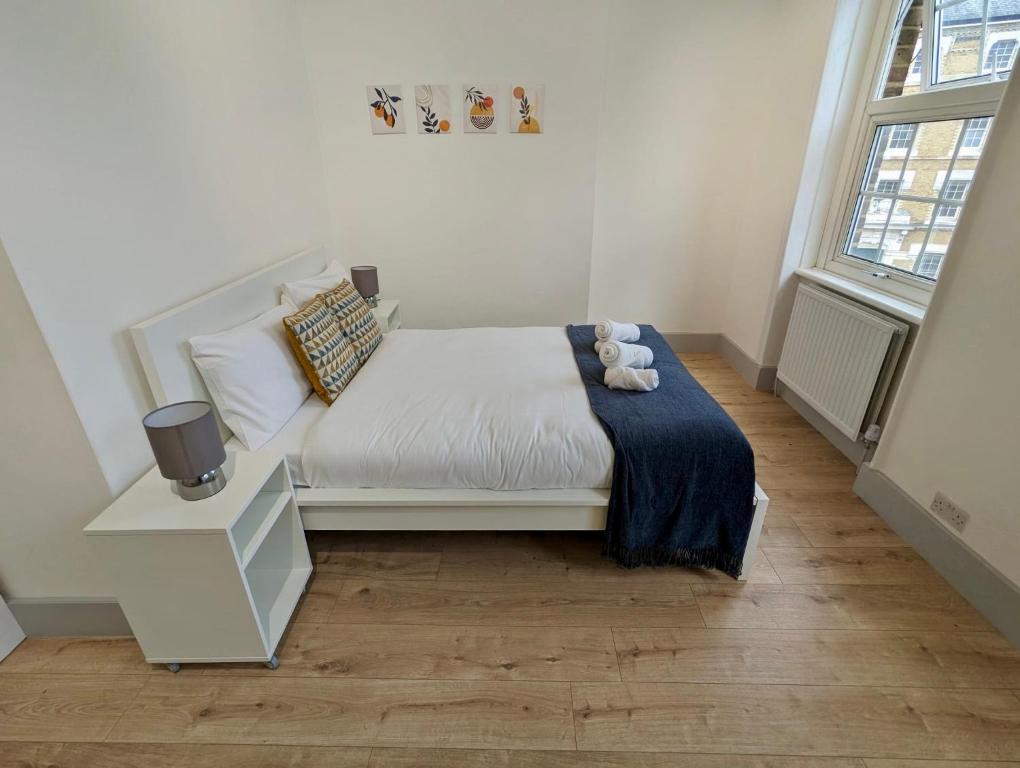 Un dormitorio con una cama con un osito de peluche. en Kings Cross Guest House, en Londres