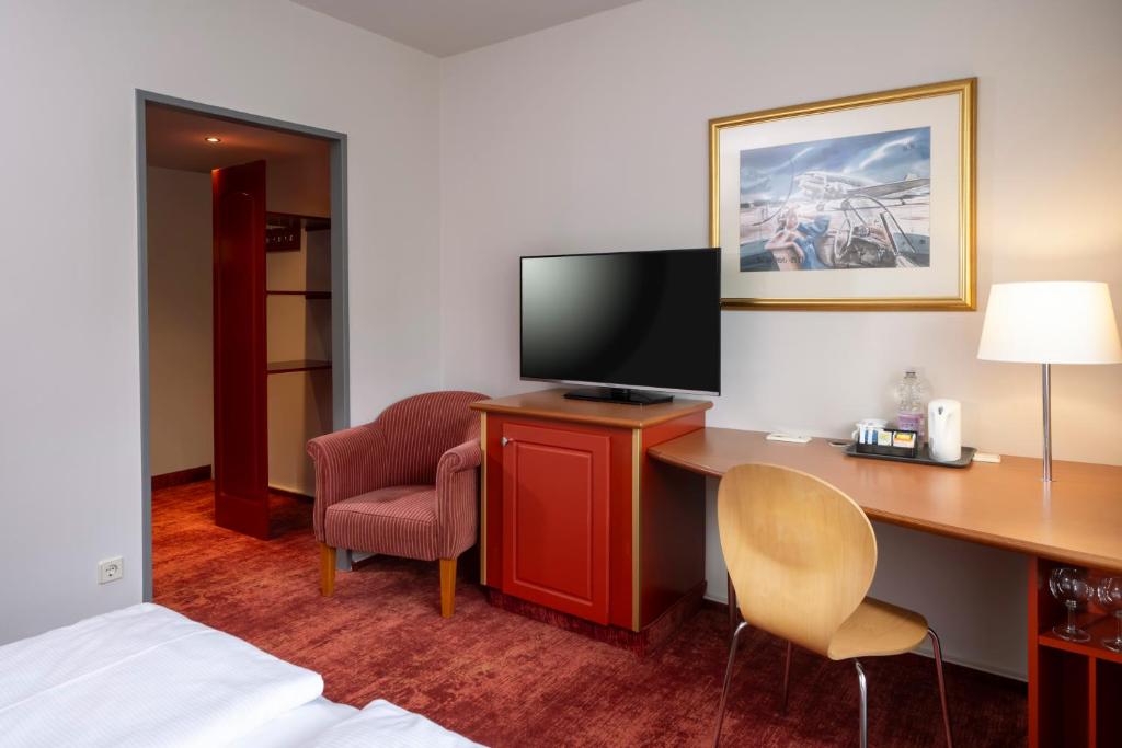 TV a/nebo společenská místnost v ubytování SORAT Hotel Berlin