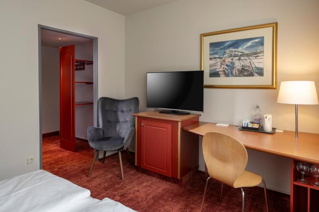 TV a/nebo společenská místnost v ubytování SORAT Hotel Berlin