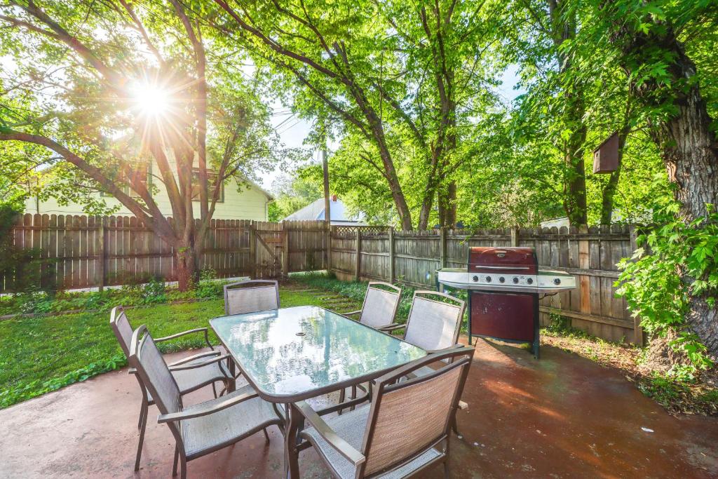 Harrison Family Home with Grill - Near Downtown! - Holiday Home