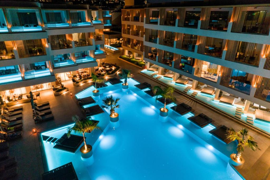 Бассейн в AKASHA Beach Hotel & Spa или поблизости