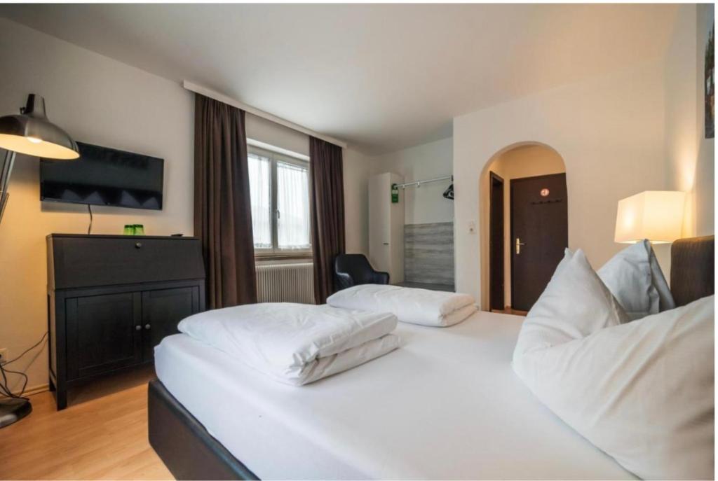 Postel nebo postele na pokoji v ubytování Hotel Berg