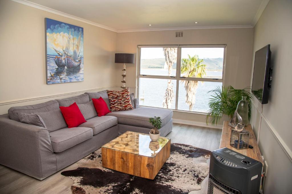 uma sala de estar com um sofá e uma mesa de centro em Laguna Grove 14 em Knysna
