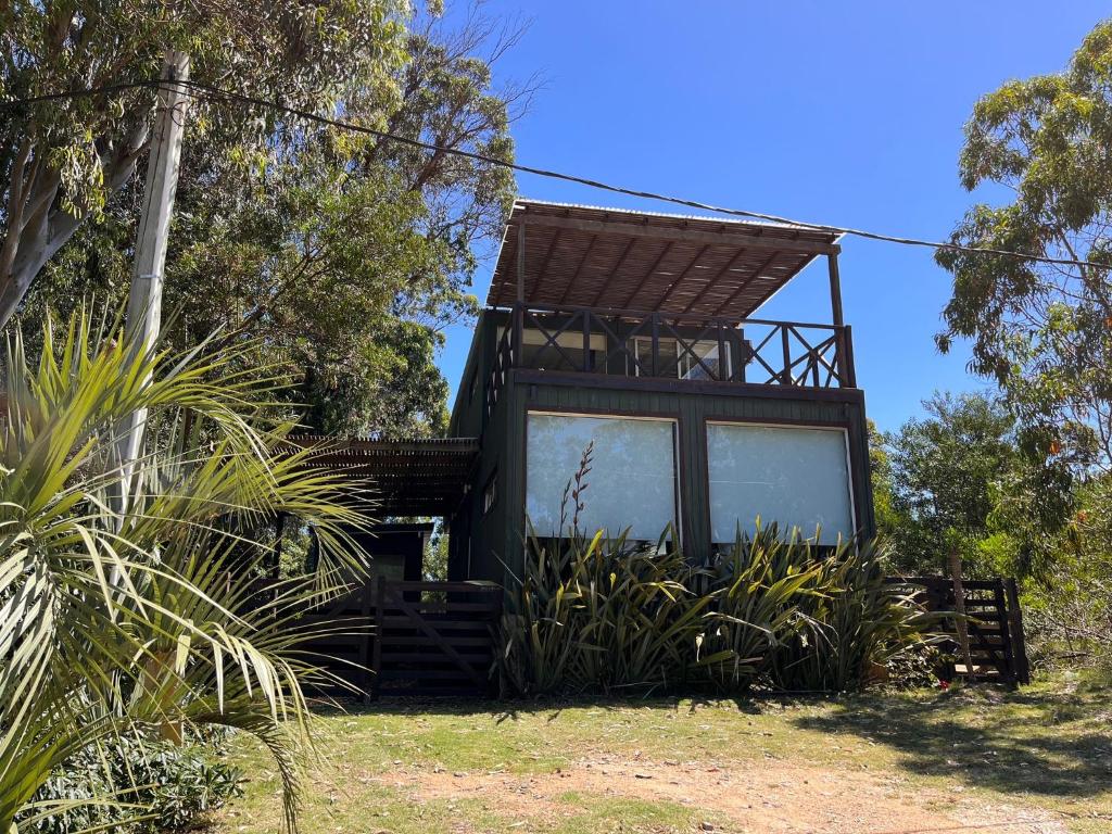 une cabane dans les arbres au milieu d'un champ dans l'établissement Casa Flamencos 4, à José Ignacio