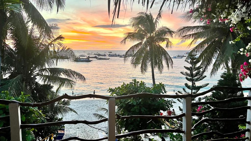 een uitzicht op de oceaan vanuit een resort met palmbomen bij Kaiyana Boracay Beach Resort in Boracay