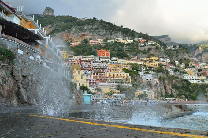 een fontein voor een stad op een berg bij Apartment Hotel Royal con balcone e vista mare in Positano