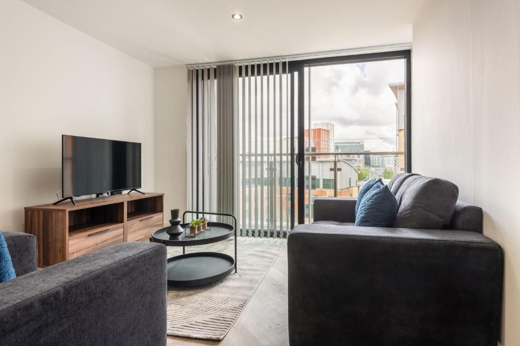 uma sala de estar com um sofá e uma televisão de ecrã plano em Lovely 1 Bedroom Apartment in Central Sheffield em Sheffield