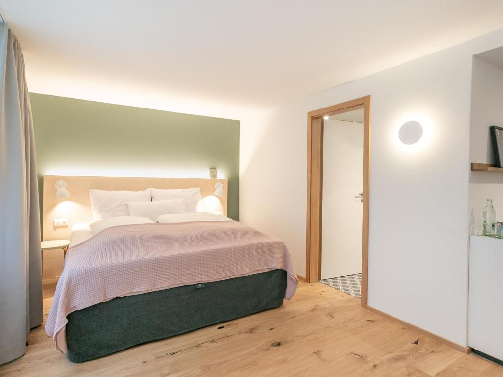 - une chambre avec un grand lit et des oreillers blancs dans l'établissement Hotel Wilma, à Frickenhausen