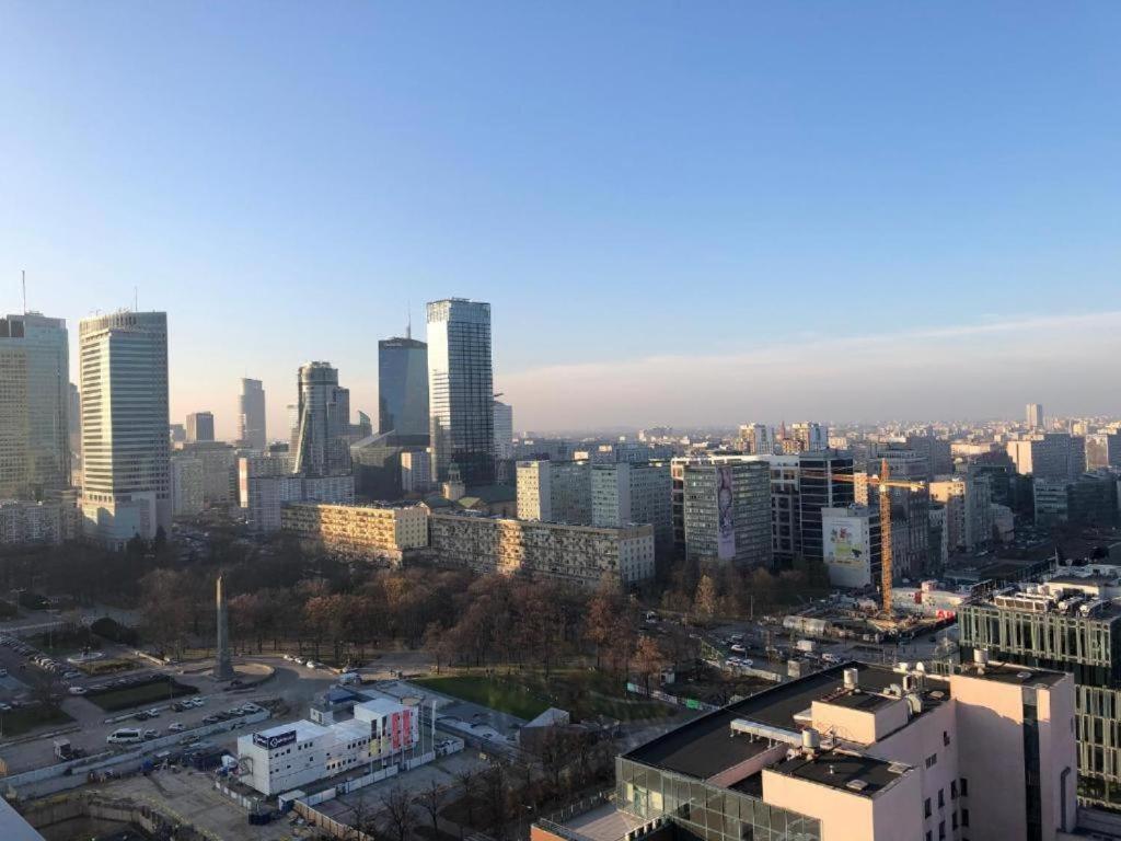 Pemandangan umum bagi Warsaw atau pemandangan bandar yang diambil dari apartmen
