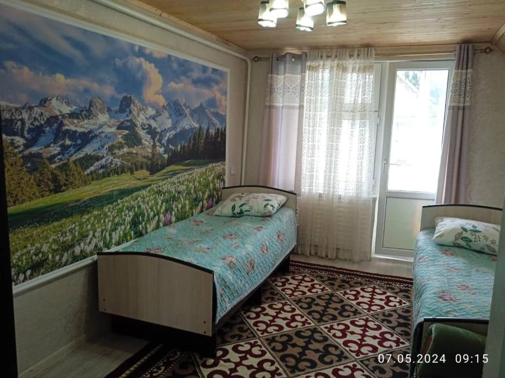 - une chambre ornée d'une peinture murale dans l'établissement Syimyk Guest House, à Dzhergalan