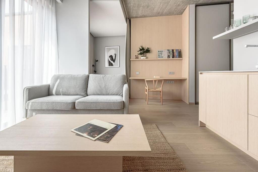 Kuchyň nebo kuchyňský kout v ubytování Cozy Japanese Oasis with Balcony, Gramophone, Netflix