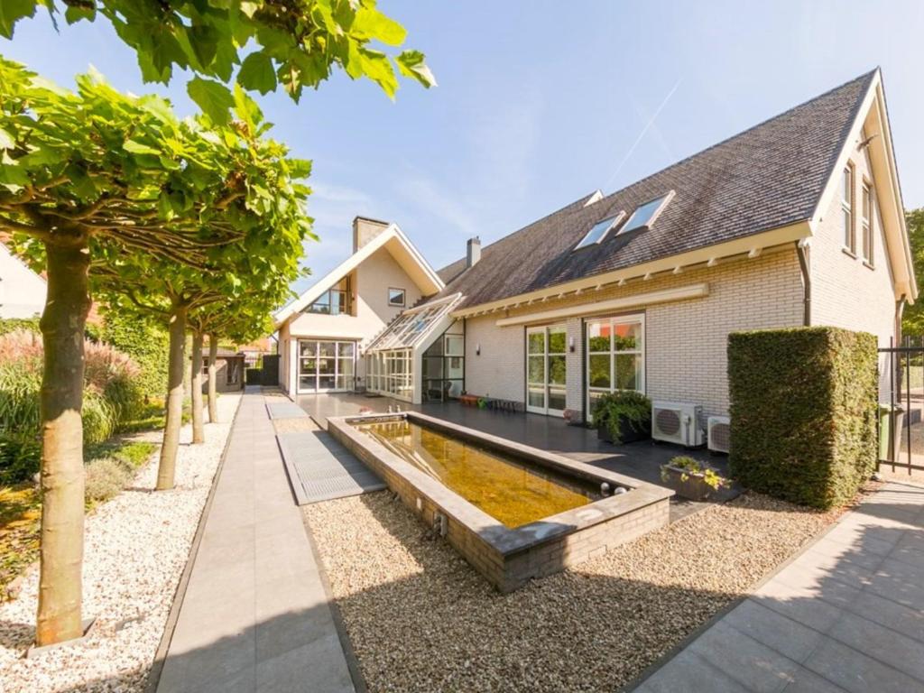 une maison avec un étang dans la cour avant dans l'établissement Guest Room Utrecht, à Utrecht