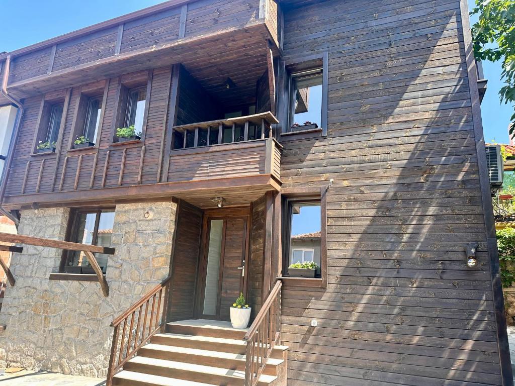 ein Holzhaus mit einer Treppe davor in der Unterkunft Arthotel Oscar II Sozopol in Sozopol