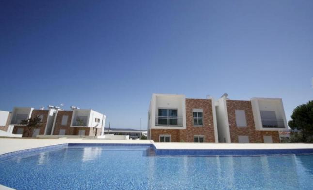 a large swimming pool in front of a building at Silver Coast Holiday in Salir de Porto