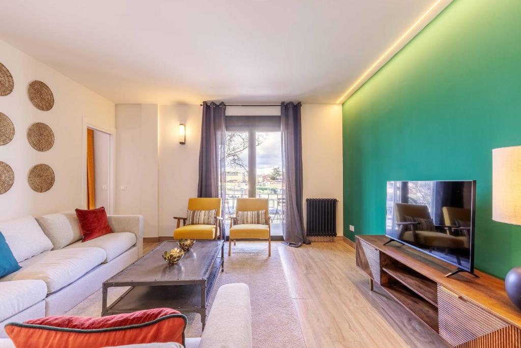 a living room with a couch and a tv at Apartamento Metropolitano IV en Madrid in Madrid