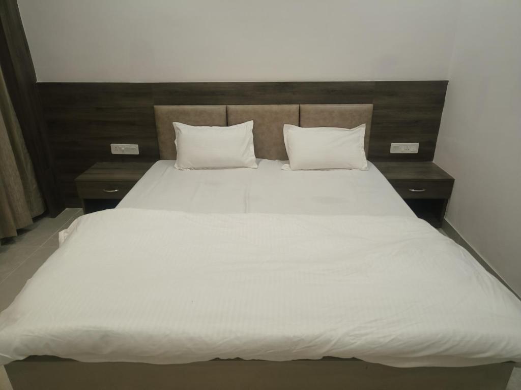 Postel nebo postele na pokoji v ubytování Hotel Aditya Inn