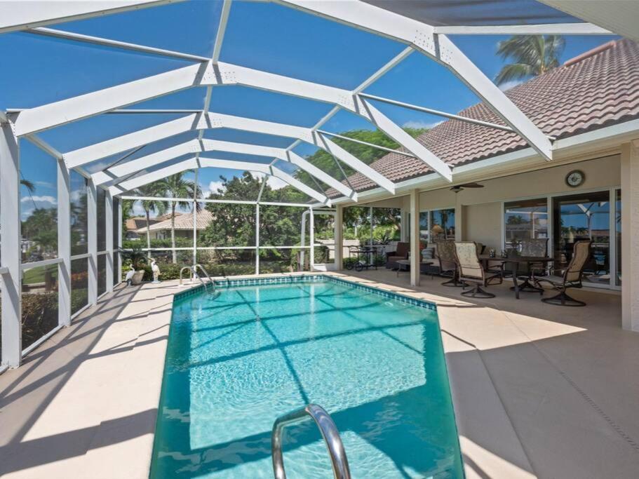 ein Swimmingpool mitten in einem Haus in der Unterkunft ELEVATED 106 - Spacious 3 Bedroom Waterside Pool Home in Marco Island