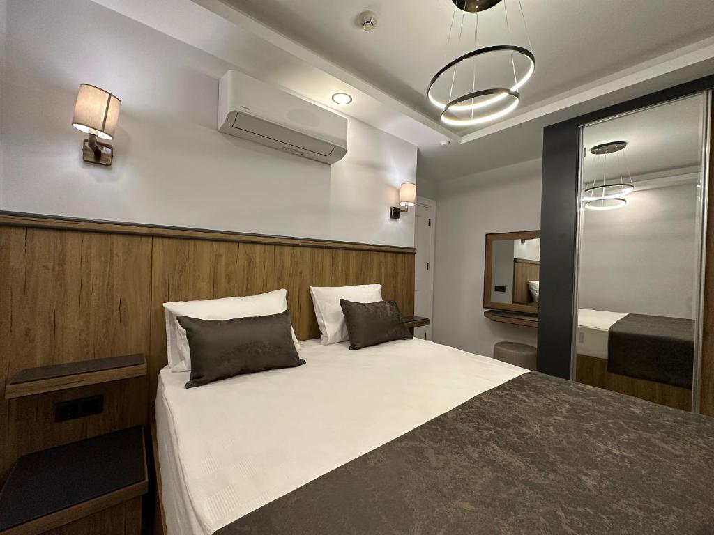 Postel nebo postele na pokoji v ubytování Quality Gold Suite Hotel