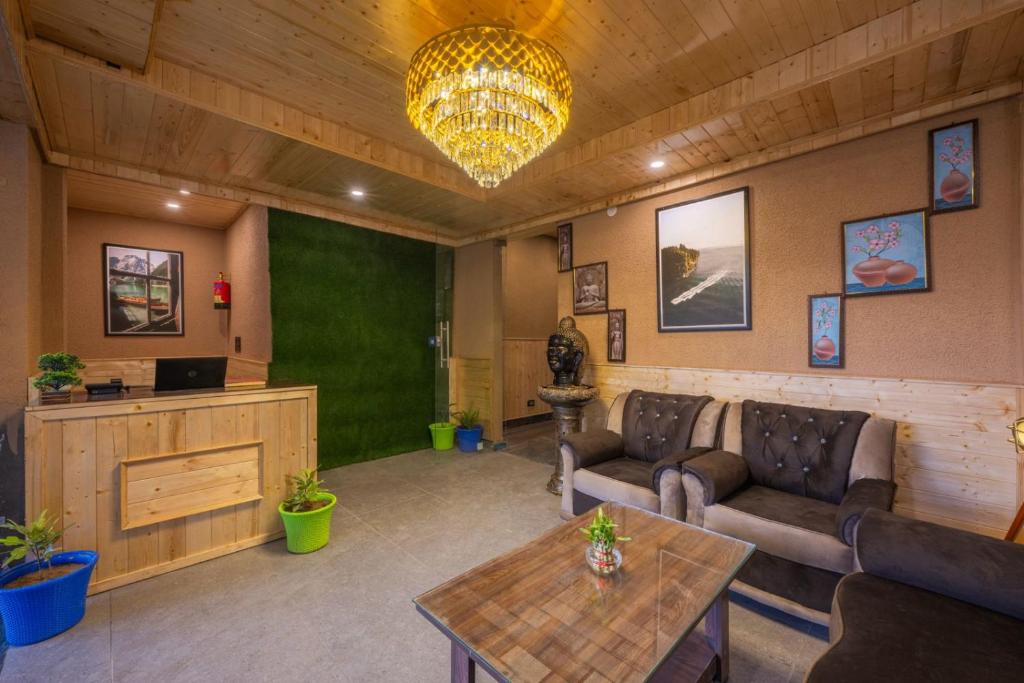 Posezení v ubytování The Countryside Retreat I Vacations I Conference I MICE I Family Events I Open Air Terrace I Sky Bonfire I Kufri by Exotic Stays