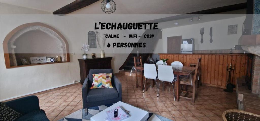 uma sala de estar com uma mesa e uma sala de jantar em Maison de l'Echauguette em Mortemart