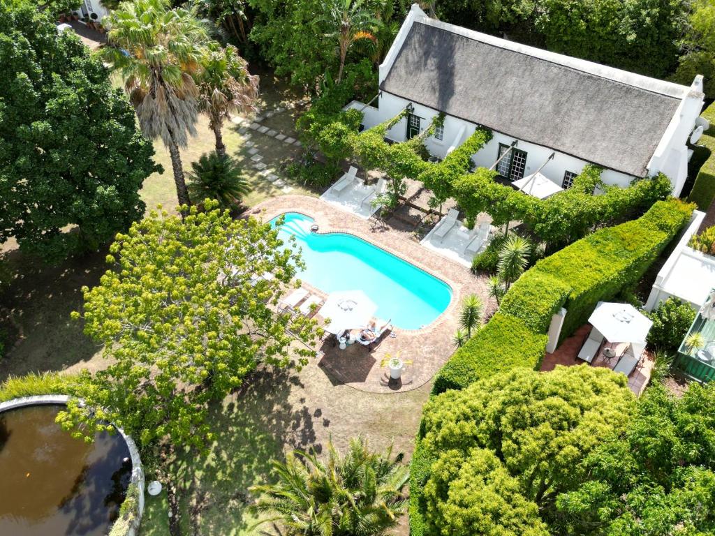 uma vista aérea de uma casa com piscina em Rothman Manor em Swellendam
