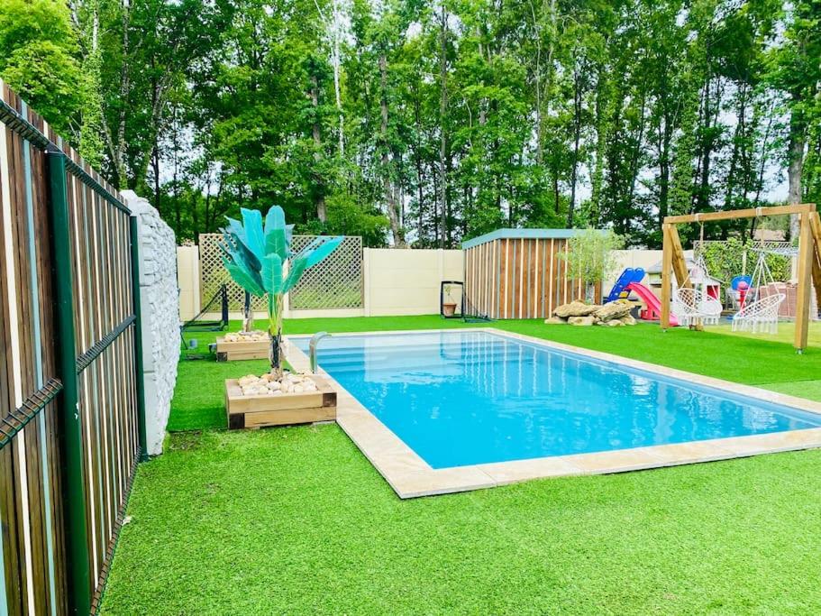 una piscina in un cortile con una recinzione di Maison 3 chambres avec piscine chauffée a Mios